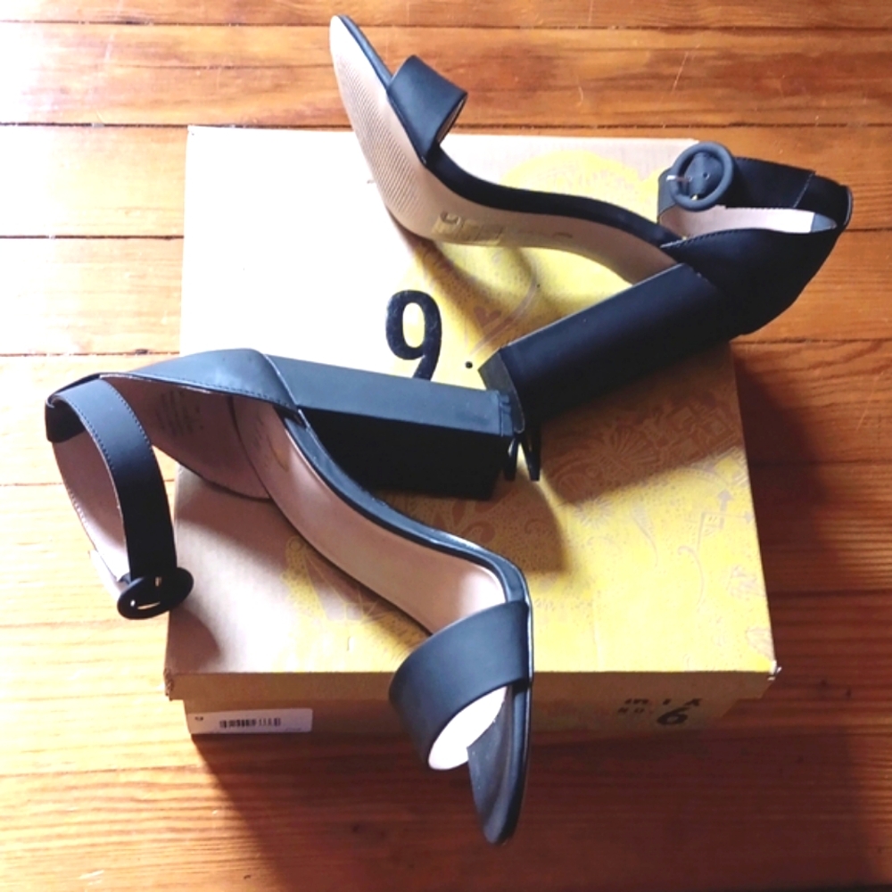 MIX No. 6. AVREY BLACK FAUX LEATHER. BLOCK HEEL SANDAL. SIZE 9.
